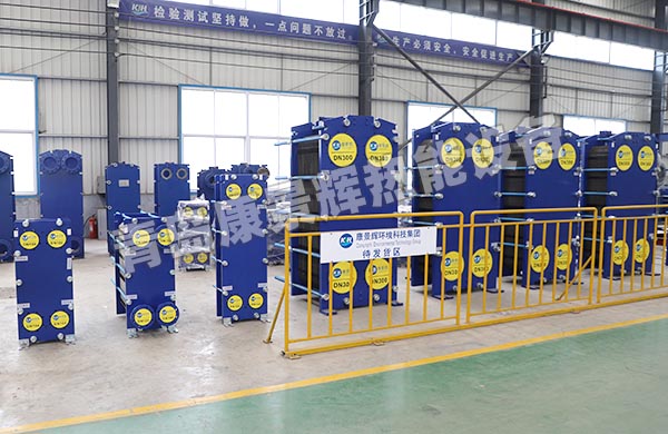 在設(shè)計板式換熱器時,如何平衡材料的耐腐蝕性和成本？